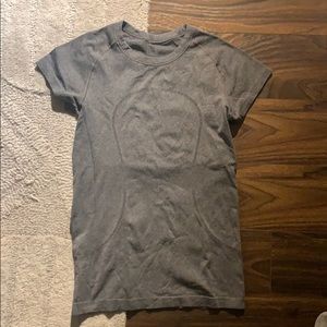 Lululemon swiftly tee size 6
